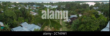 Vista del villaggio Puerto Narino sul fiume Amazonas in Colombia dal punto di osservazione Mirador Naepata Foto Stock