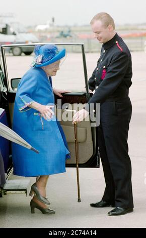 HM Queen Elizabeth la Regina Madre che lascia l'aeroporto di Heathrow con il suo corgis animale domestico per la sua vacanza annuale a Balmoral in Scozia nel maggio 1996. Foto Stock