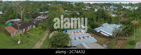 Vista del villaggio Puerto Narino sul fiume Amazonas in Colombia dal punto di osservazione Mirador Naepata Foto Stock