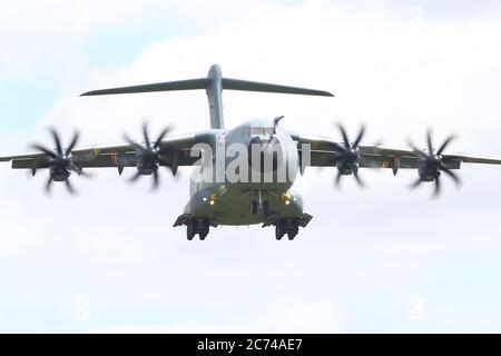 Un atlante RAF Airbus A400M atterra a RAF Brize Norton, Oxfordshire, Regno Unito Foto Stock