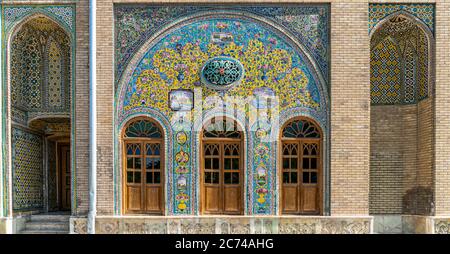 Teheran, Iran - Maggio 2019: Esterno del palazzo Golestan con arte delle piastrelle Persion Foto Stock