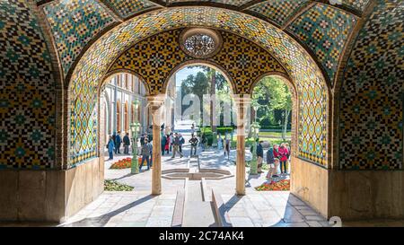 Teheran, Iran - Maggio 2019: Turisti nel cortile del palazzo Golestan Foto Stock