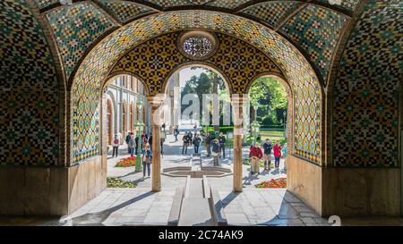 Teheran, Iran - Maggio 2019: Turisti nel cortile del palazzo Golestan Foto Stock