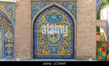 Teheran, Iran - Maggio 2019: Interno del palazzo Golestan con arte persiana delle piastrelle Foto Stock