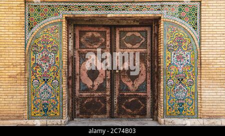 Teheran, Iran - Maggio 2019: Interno del palazzo Golestan con arte persiana delle piastrelle Foto Stock