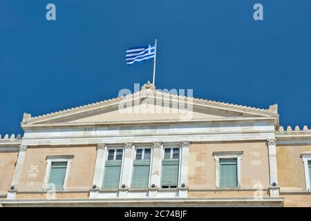 Atene, Grecia, 04 giugno 2016. Bandiera greca sulla parte superiore del parlamento greco. Foto Stock