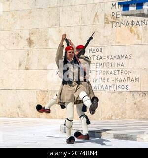 Atene, Grecia, 04 giugno 2016. Evzoneses (guardie presidenziali) stanno guardando sopra il monumento al Milite Ignoto di fronte al Parlamento greco Foto Stock