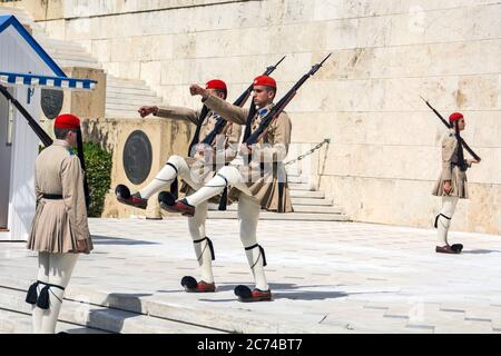 Atene, Grecia, 04 giugno 2016. Evzoneses (guardie presidenziali) stanno guardando sopra il monumento al Milite Ignoto di fronte al Parlamento greco Foto Stock