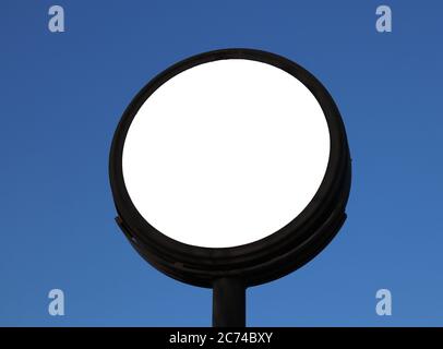 Bianco bianco esterno scatola rotonda mockup, pubblicità o scatola chiara con spazio di copia per il tuo messaggio di testo o media e contenuti, cornice scura con cielo backgro Foto Stock