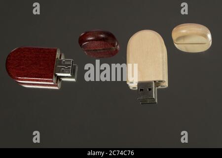 Due chiavette usb con cappuccio aperto realizzate con fondo grigio in legno Foto Stock