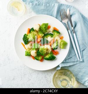 Miscela di verdure bollite. Broccoli, carote, cavolfiore. Verdure al vapore per la dieta Foto Stock