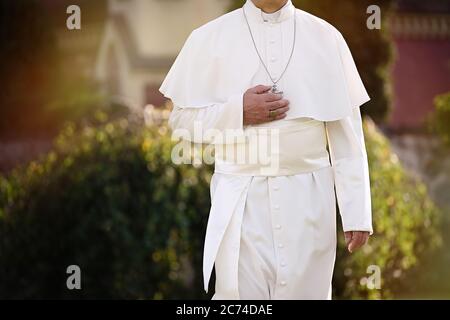 Papa cammina a fine giornata in giardino Foto Stock