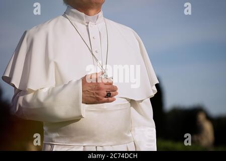 Papa cammina a fine giornata in giardino Foto Stock