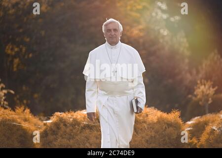 Papa cammina a fine giornata in giardino Foto Stock