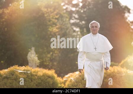 Papa cammina a fine giornata in giardino Foto Stock