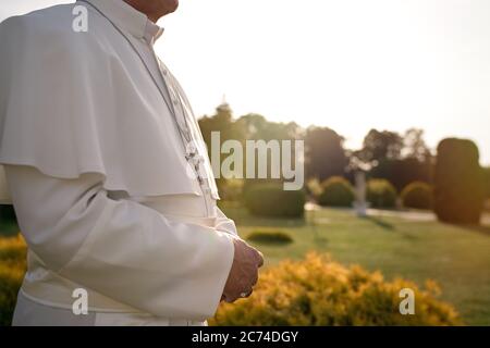 Papa cammina a fine giornata in giardino Foto Stock