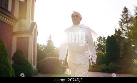 Papa cammina a fine giornata in giardino Foto Stock