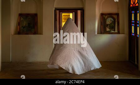 Kashan, Iran - Maggio 2019: Donna iraniana non identificata in Chador hijab camminando all'interno della Casa storica di Tabatabaei Natanzi Khaneh Foto Stock