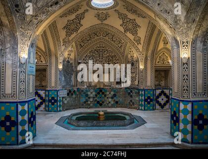 Kashan, Iran - Maggio 2019: Piastrelle interne e decorazione del Sultano Amir Ahmad Qasemi bagno casa Foto Stock