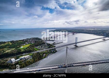 Tutti e 3 i ponti in un colpo, Forth Bridge, Forth Road Bridge e Queensferry Crossing Foto Stock