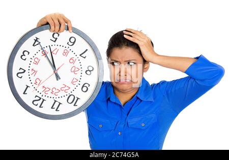 Ritratto di una donna d'affari, tenendo un orologio sentire molto stressato, sotto pressione per mancanza di tempo e di esaurire Foto Stock