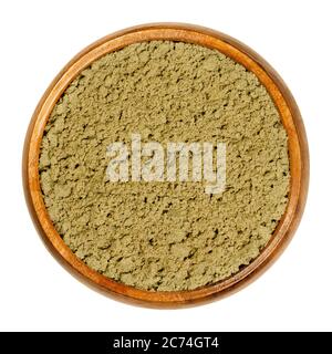 Polvere proteica di canapa in ciotola di legno. Semi macinati di Cannabis sativa. Cibo di supplemento dietetico senza glutine per gli atleti. Un'alternativa alla proteina del siero di latte. Foto Stock