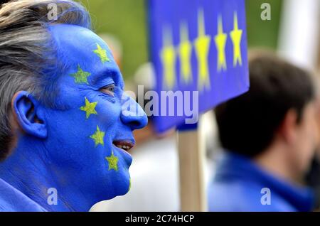 Il protestore anti-Brexit al voto popolare marcia a sostegno di un secondo referendum sulla Brexit, Londra, il 20 ottobre 2018 Foto Stock