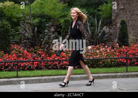 Ex Ministro degli alloggi, deputato di Tatton, Esther McVey arriva a Downing Street, Londra, prima di una riunione del Gabinetto. Foto Stock