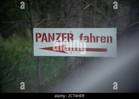 Mahlwinkel, Germania. 06 luglio 2020. Un segno punta all'ex area di addestramento militare Mahlwinkel, dove i turisti possono guidare con carri armati. Credit: Fahren/dpa-Zentralbild/ZB/dpa/Alamy Live News Foto Stock