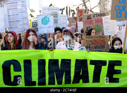 Venerdì per i futuri sciatori climatici dimostrano a Westminster contro il cambiamento climatico. Londra, Regno Unito. 29 novembre 2019. Foto Stock