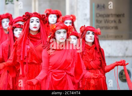 Londra, Regno Unito. 17 ottobre 2019. Nonostante il divieto di protesta a livello cittadino, il membro della Brigata Rossa della ribellione dell'estinzione cammina lentamente da Trafalgar Square a. Foto Stock