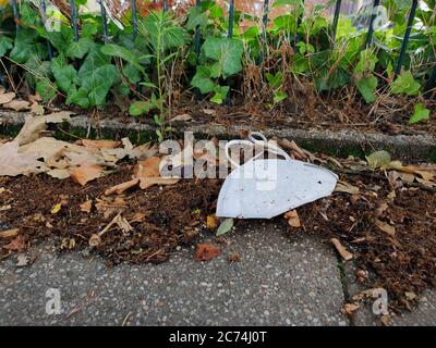 Maschera di protezione in un percorso, Germania, Nord Reno-Westfalia Foto Stock