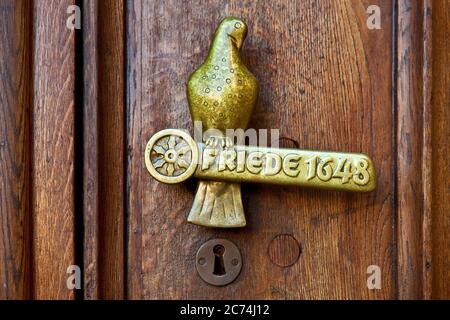 Maniglia della porta in forma di una colomba con scritta Friede 1648, Pace di Westfalia sul municipio di Osnabrueck, Germania, bassa Sassonia, Osnabrueck Foto Stock