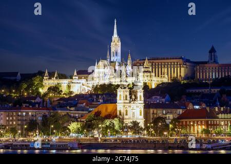 Incredibile notte girato su Bastione dei pescatori Piazza Batthyany Chiesa di Sant'Anna e Matthias. Famosa attrazione turistica in questa città. Foto Stock