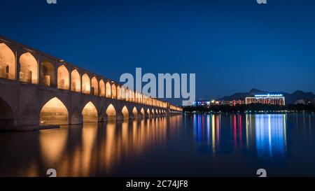 Isfahan, Iran - 2019 maggio: Ponte SioSePol o ponte di 33 archi durante l'ora blu, uno dei ponti più antichi di Isfahan Foto Stock