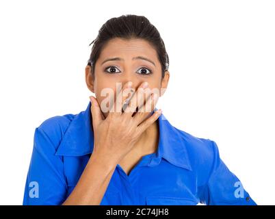 Ritratto closeup di una giovane donna scioccata che copre la bocca Foto Stock