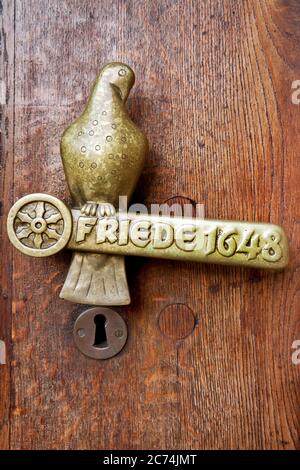 Maniglia della porta in forma di una colomba con scritta Friede 1648, Pace di Westfalia sul municipio di Osnabrueck, Germania, bassa Sassonia, Osnabrueck Foto Stock