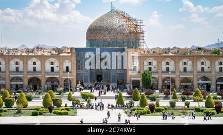 Isfahan, Iran - 2019 maggio: L'ingresso e la cupola della Moschea dello Sceicco Lotfollah ricoperta di piastrelle in Piazza Naqsh-e Jahan Foto Stock