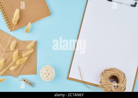 Concetto di zero sprechi. Foglio bianco su appunti, buste artigianali Foto Stock