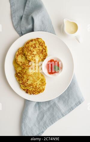 Frittelle zucchine con patate e caviale rosso, vista dall'alto keto dietetico fodmap Foto Stock