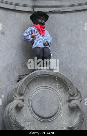 Bruxelles, Belgio. 14 luglio 2020. Il Manneken-Pis è visto in un vestito con beret e baguette a Bruxelles, Belgio, 14 luglio 2020. Manneken-Pis, il simbolo del folklore di Bruxelles, si prende costumi in occasione di grandi eventi. Il martedì indossava un vestito con beretto e baguette per commemorare la giornata nazionale francese che cade il 14 luglio di ogni anno. Credit: Zheng Huansong/Xinhua/Alamy Live News Foto Stock