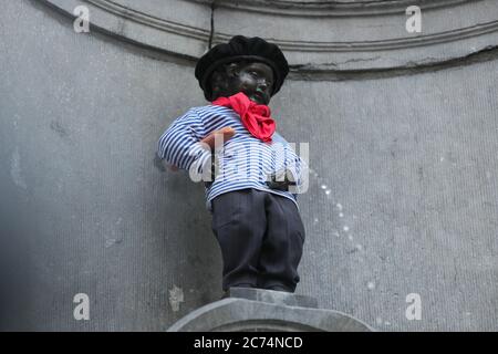 Bruxelles, Belgio. 14 luglio 2020. Il Manneken-Pis è visto in un vestito con beret e baguette a Bruxelles, Belgio, 14 luglio 2020. Manneken-Pis, il simbolo del folklore di Bruxelles, si prende costumi in occasione di grandi eventi. Il martedì indossava un vestito con beretto e baguette per commemorare la giornata nazionale francese che cade il 14 luglio di ogni anno. Credit: Zheng Huansong/Xinhua/Alamy Live News Foto Stock