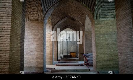 Isfahan, Iran - Maggio 2019: Antiche colonne di sala ipostile all'interno della Moschea di Jameh di Isfahan. Questa moschea musulmana è una popolare attrazione turistica di Foto Stock