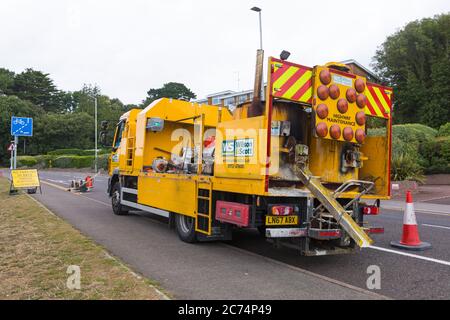 Sandbanks, Poole, Dorset UK. 14 luglio 2020. La collina serale di Sandbanks è un luogo popolare per le persone per fermarsi, ammirare e fotografare le viste spettacolari e i tramonti che si affacciano sul Poole Harbour. E' la strada principale da/per Sandbanks che si congestiona in tempi molto trafficati. 43 posti di parcheggio su strada sono stati rimossi e sostituiti con una pista ciclabile di prova con 240 metri di pilastri flessibili per incoraggiare le persone a pedalare a sostegno delle ambizioni climatiche ed ecologiche del Consiglio e nel quadro delle misure per il programma del Fondo di viaggio attivo di emergenza del Dipartimento dei trasporti. Credit: Carolyn Jenkins/Alamy Live News Foto Stock