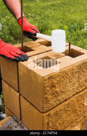 Blocchi di costruzione in calcestruzzo cavo cellulare per pareti - materiale da costruzione pesante e resistente Foto Stock