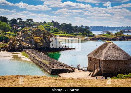 Vista del mulino Birlot Tidal Mill sull'isola di Brehat, Bretagna, Francia, un paesaggio eccezionale dove regna la tranquillità. Foto Stock