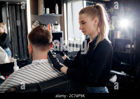 Ritratto di un uomo in Barbershop, rasa e taglia da barbiere Foto Stock