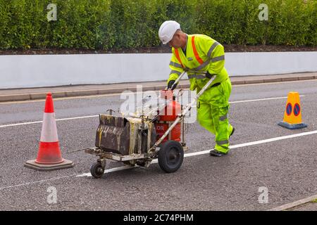 Sandbanks, Poole, Dorset UK. 14 luglio 2020. La collina serale di Sandbanks è un luogo popolare per le persone per fermarsi, ammirare e fotografare le viste spettacolari e i tramonti che si affacciano sul Poole Harbour. E' la strada principale da/per Sandbanks che si congestiona in tempi molto trafficati. 43 posti di parcheggio su strada sono stati rimossi e sostituiti con una pista ciclabile di prova con 240 metri di pilastri flessibili per incoraggiare le persone a pedalare a sostegno delle ambizioni climatiche ed ecologiche del Consiglio e nel quadro delle misure per il programma del Fondo di viaggio attivo di emergenza del Dipartimento dei trasporti. Credit: Carolyn Jenkins/Alamy Live News Foto Stock