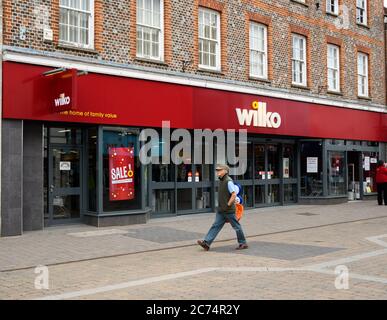 Newbury, Regno Unito - Giugno 09 2020: La facciata del negozio Wilko hardware a Northbrook St Foto Stock