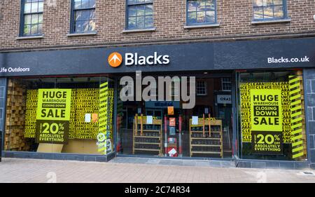 Newbury, Regno Unito - Giugno 09 2020: La parte anteriore del negozio di abbigliamento Blacks Outdoor su Northbrook Street durante Lockdown Foto Stock